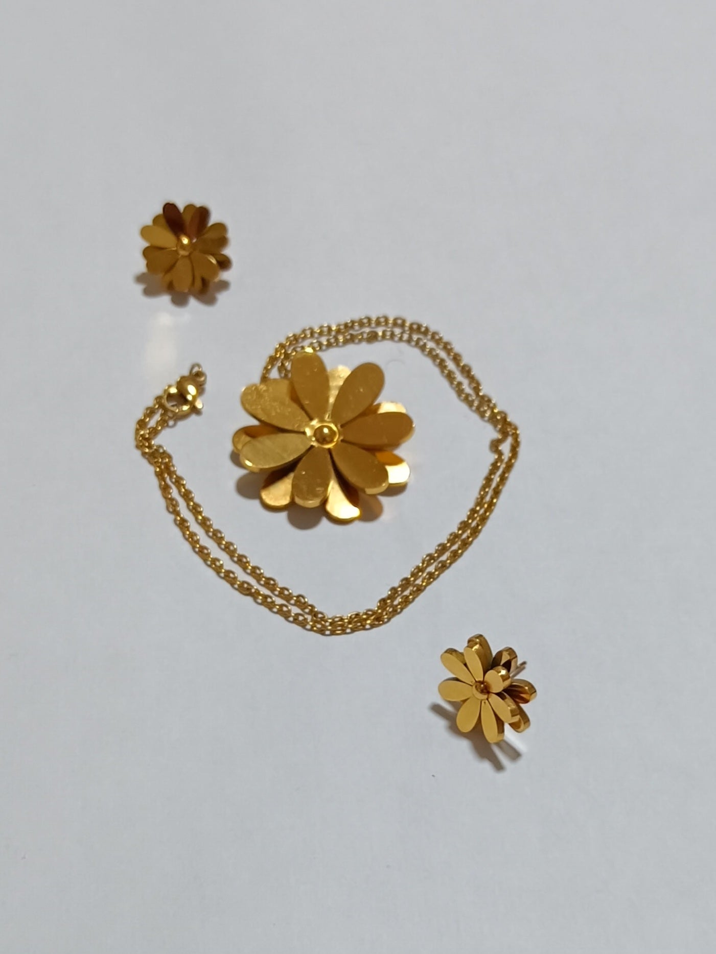 BOUCLES D’OREILLES ET COLLIER EN ACIER INOXYDABLE