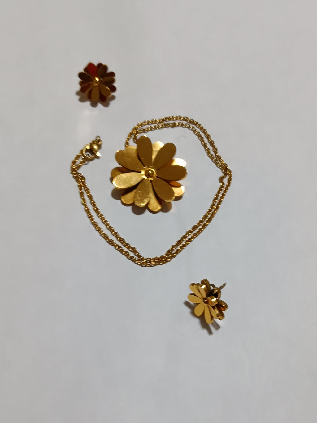 BOUCLES D’OREILLES ET COLLIER EN ACIER INOXYDABLE