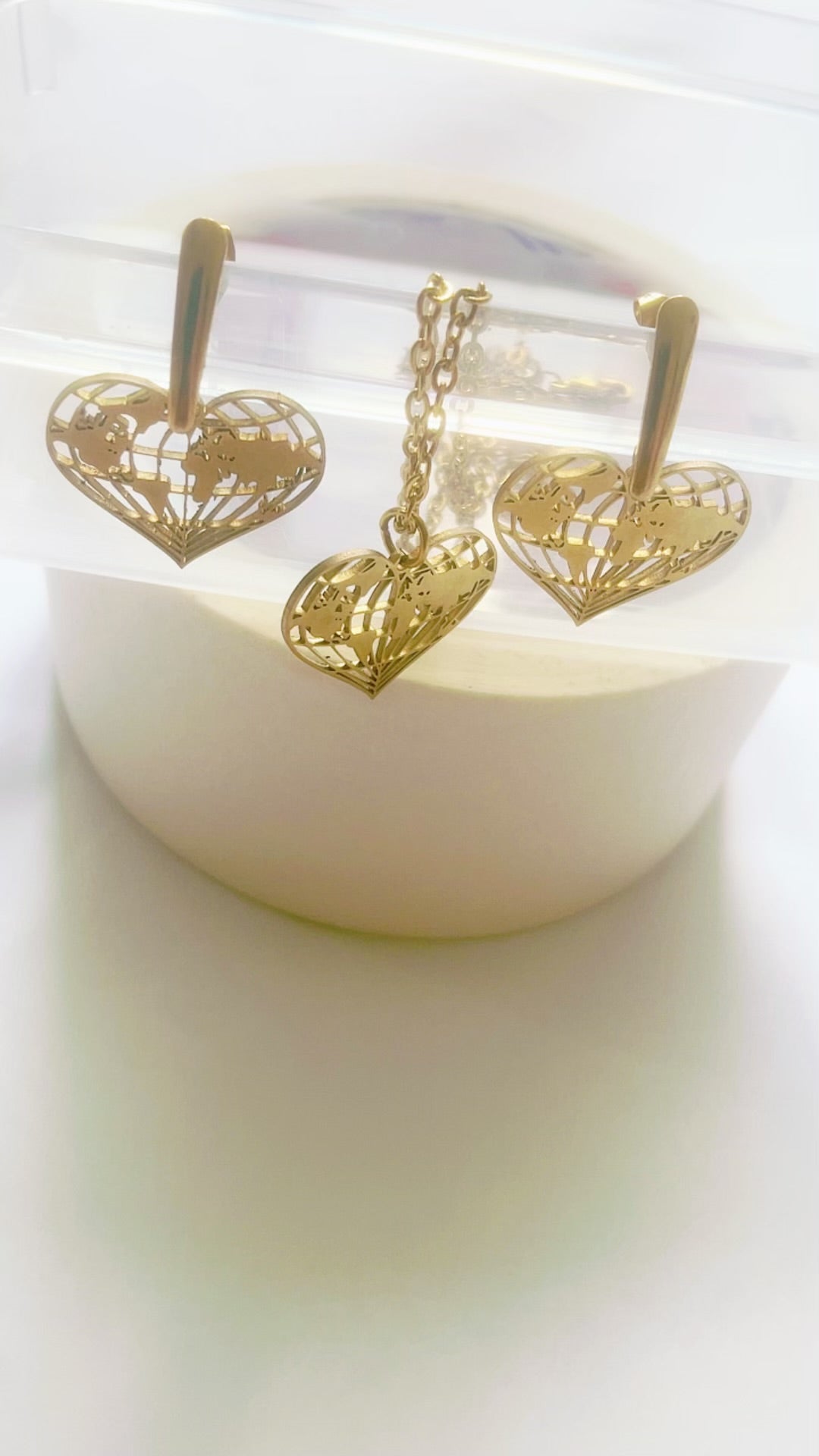 COLLIER ET BOUCLES D’OREILLES EN ACIER INOXYDABLE (WATERPROOF)