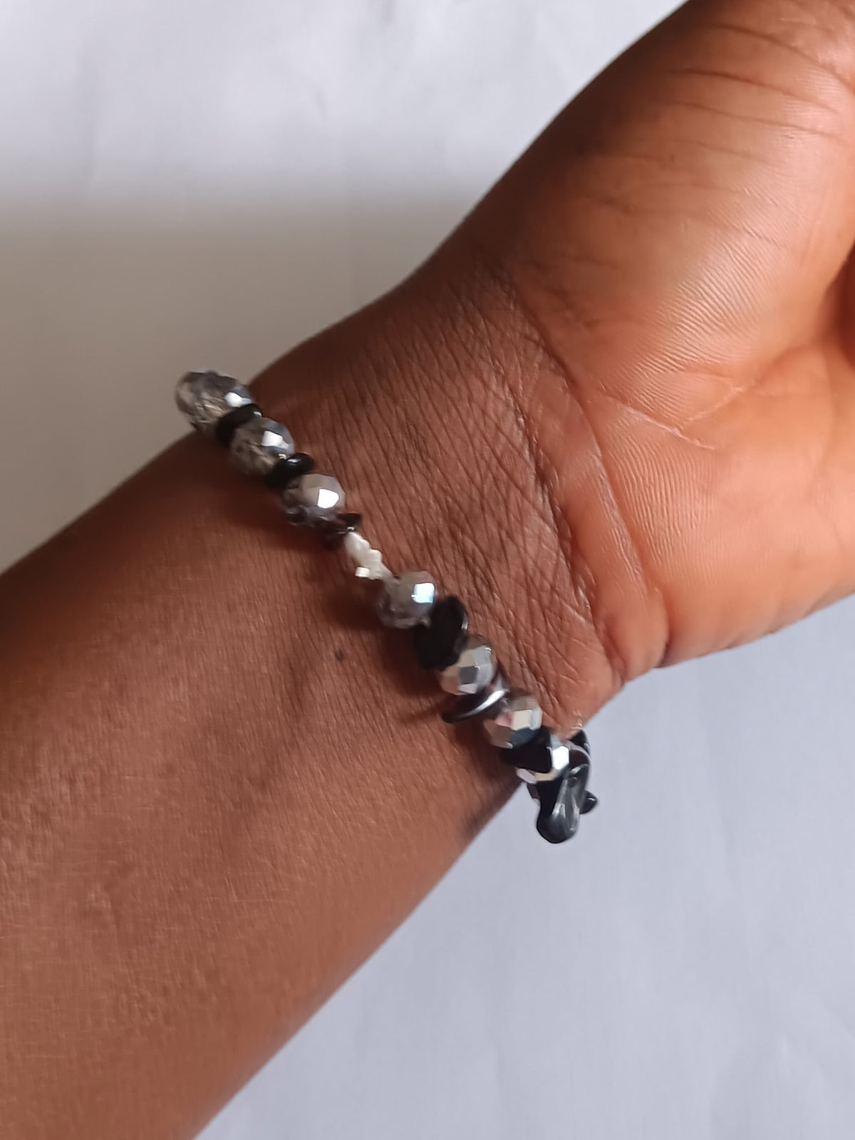 Bracelet en Perles Argentées et Noires Élastique