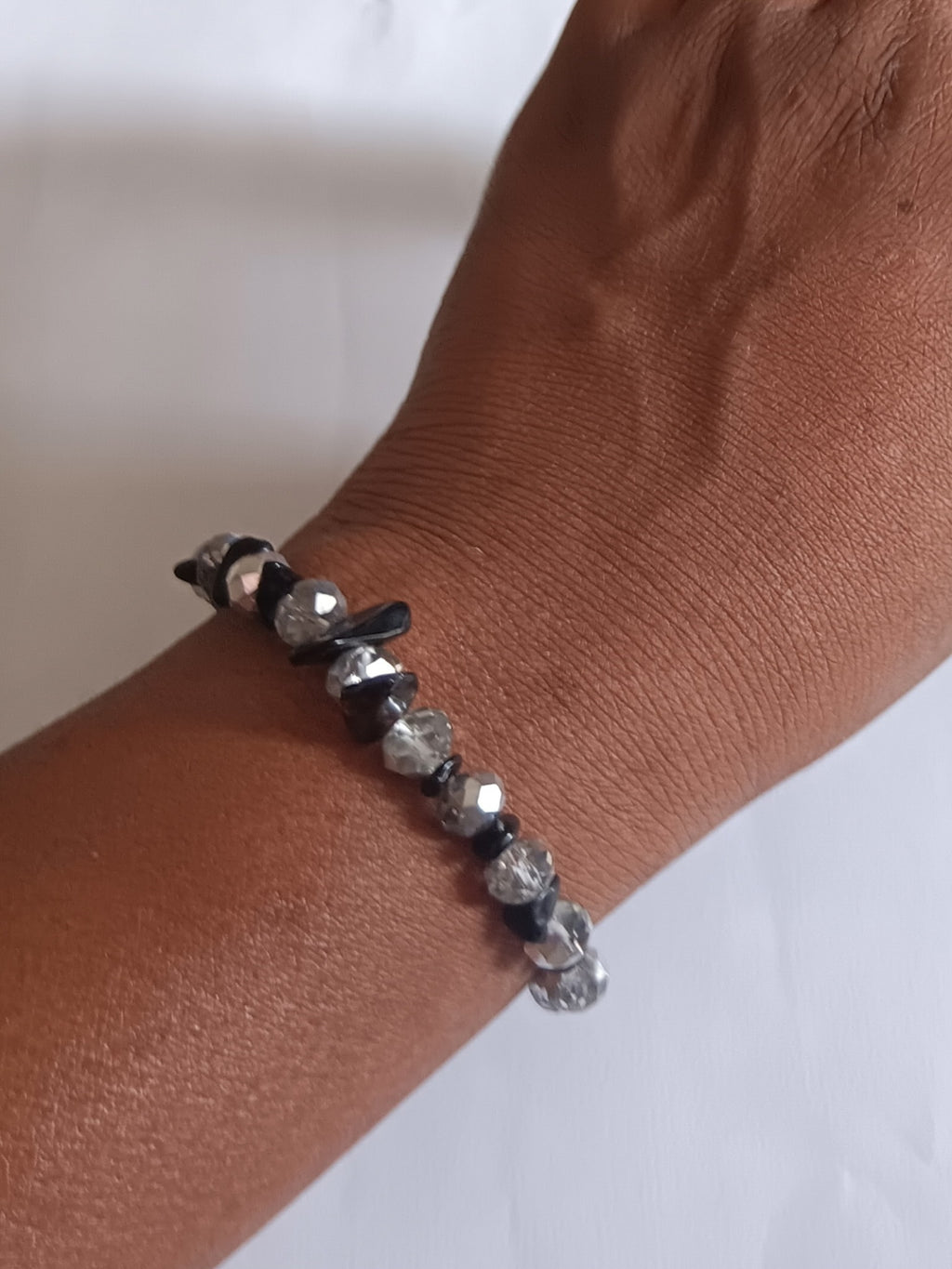 Bracelet en Perles Argentées et Noires Élastique