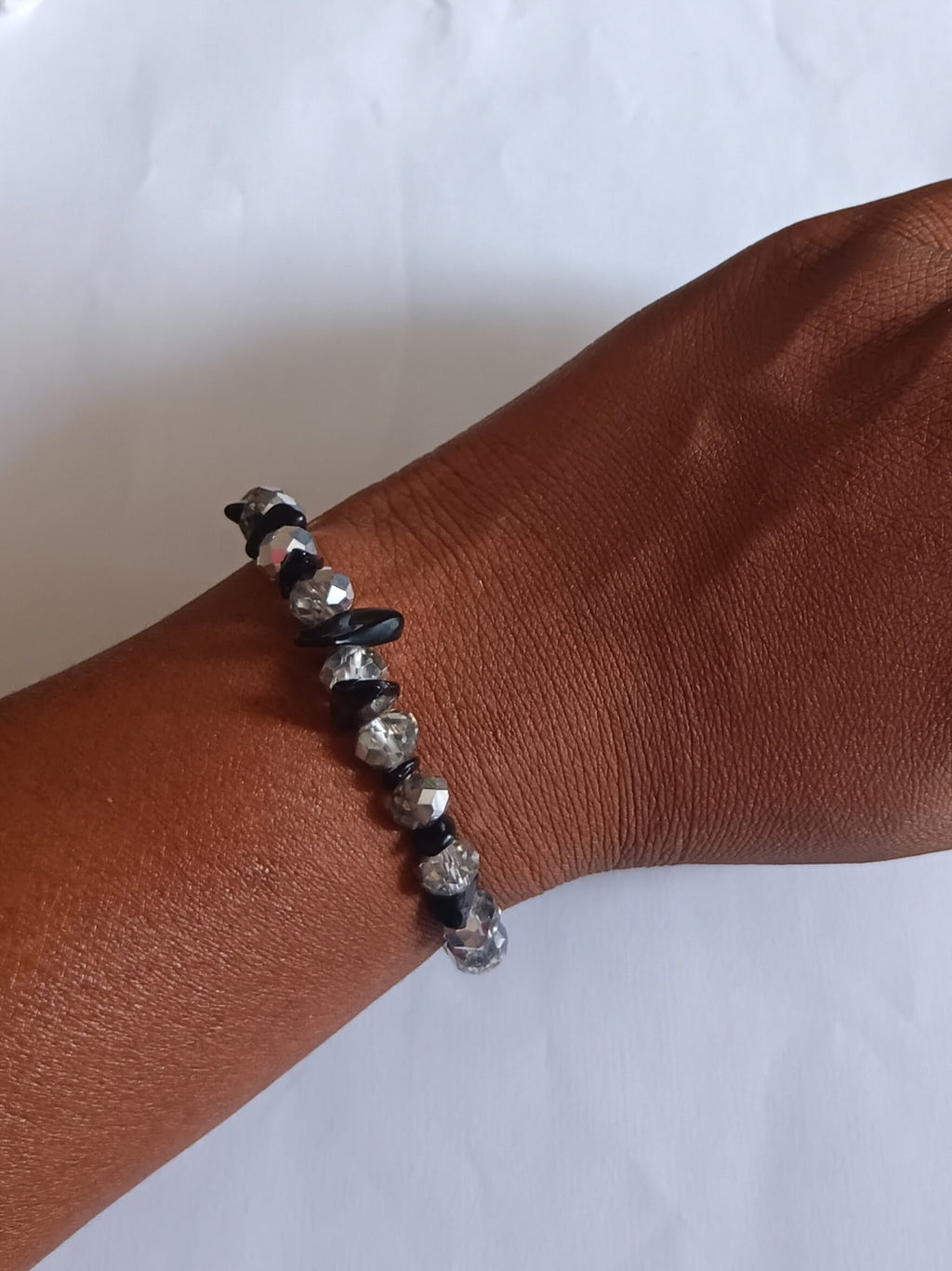 Bracelet en Perles Argentées et Noires Élastique