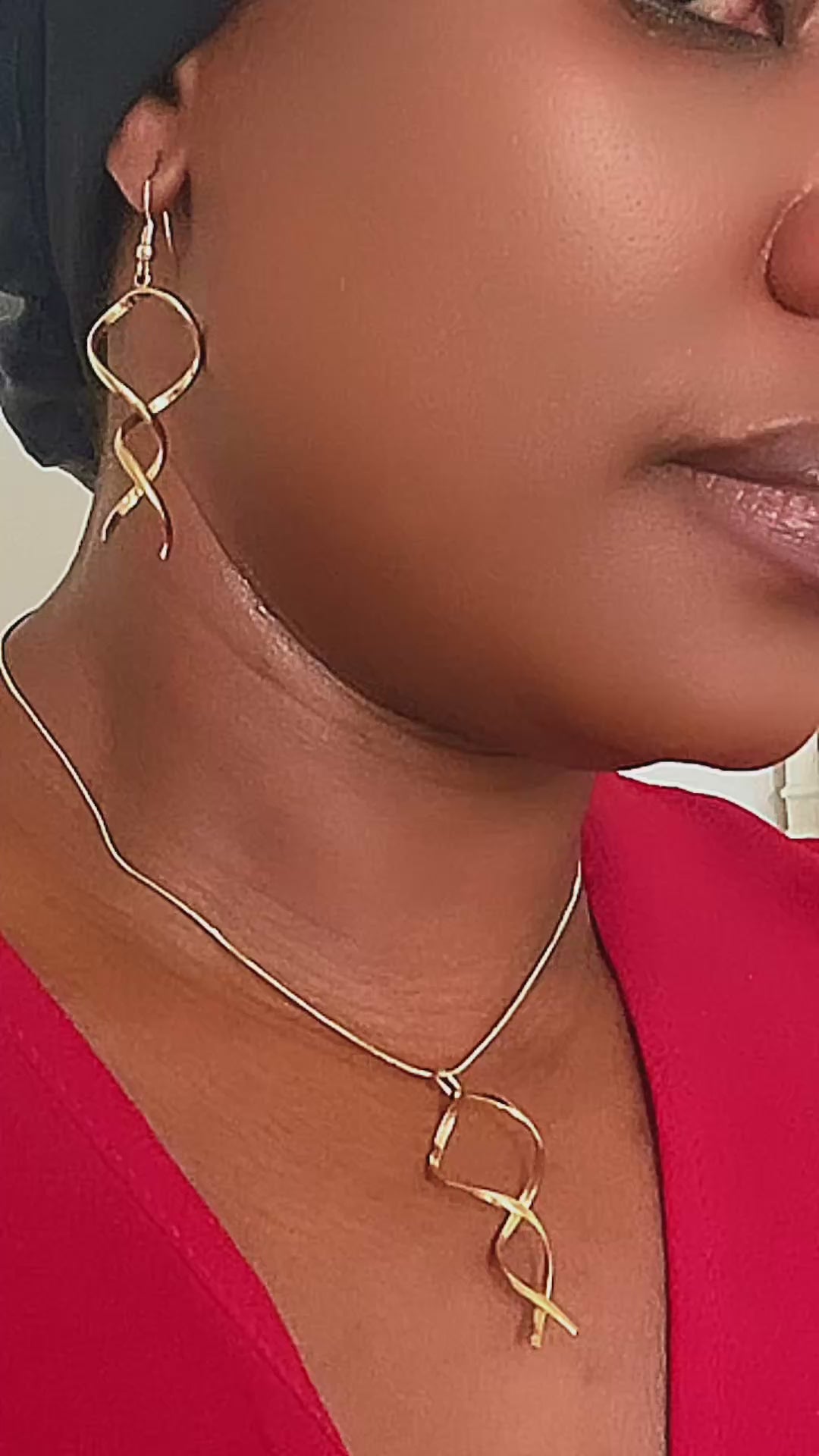 BOUCLES D’OREILLES ET COLLIER TORSADES EN ACIER INOXYDABLE WATERPROOF (KOURAYA)